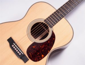 Martin 000-28 Modern Deluxe guard and pins